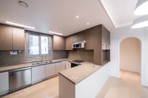 모던 감성의 베이지톤 ㄱ자 주방 인테리어